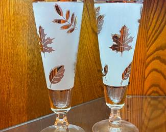 SEt of two beer glasses etched with fall leaf pattern