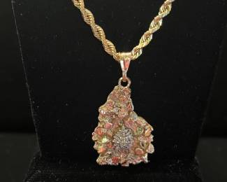Gold nugget pendant with diamond center design