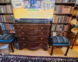 Curved front mahagony chest, 19th c., four drawers