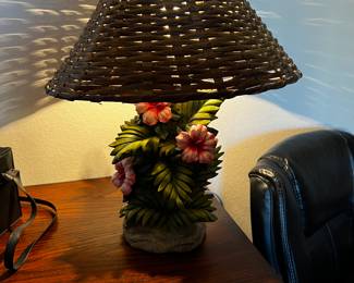 Hawaiian flowers desk lamp 