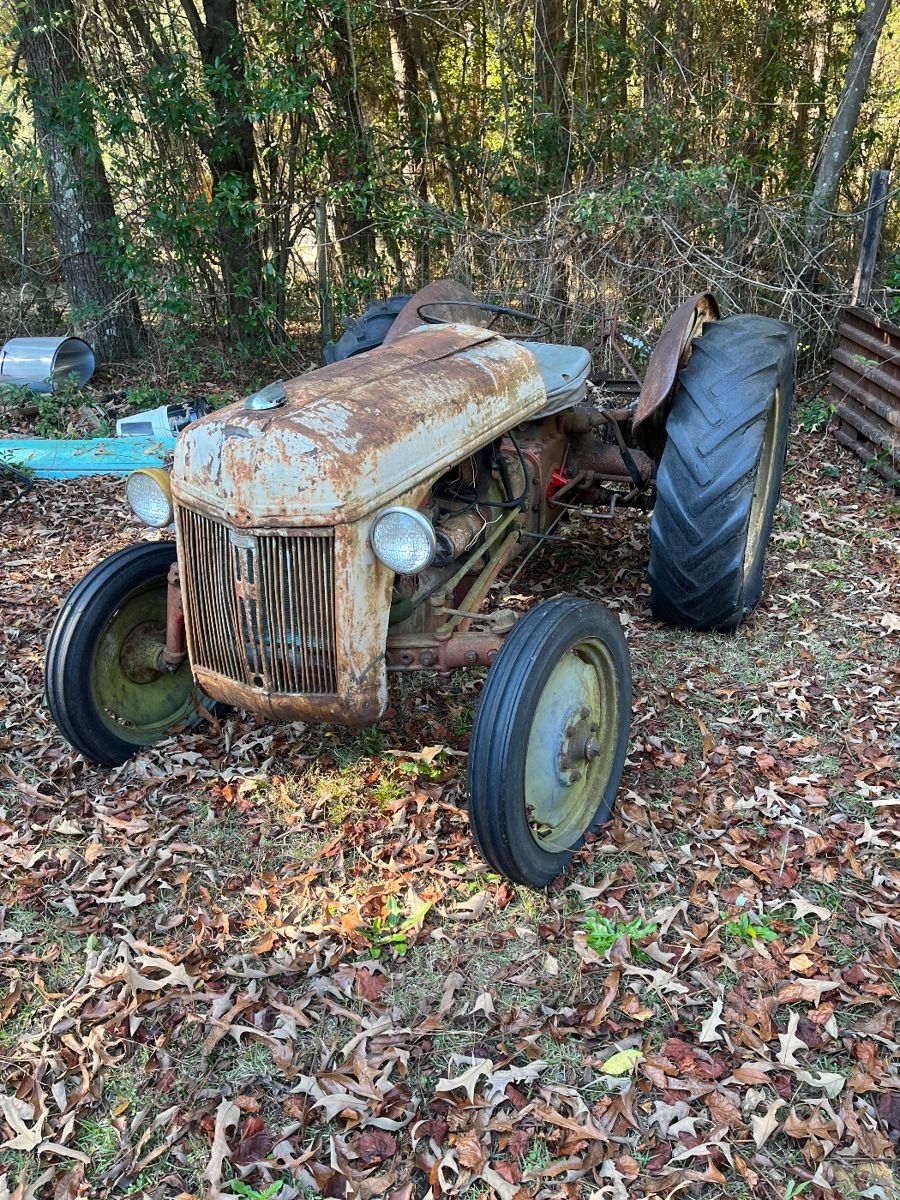 1940’s Furgeson tractor runs . Great restoration project 