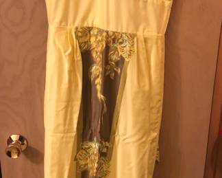 Nice vintage Hawaiian dress with attached belt. All proceeds from the sale of Hawaiian dresses will be send to the Maui Relief Fund.
