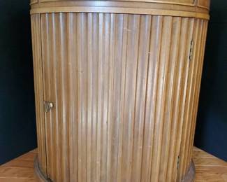 Round End Table With Storage (20×24.25")