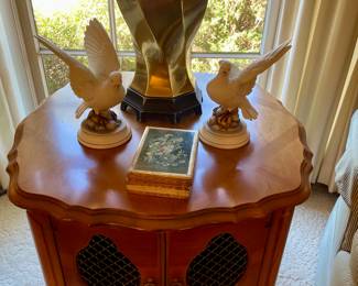 Florentine small box, pair of white dove figurines