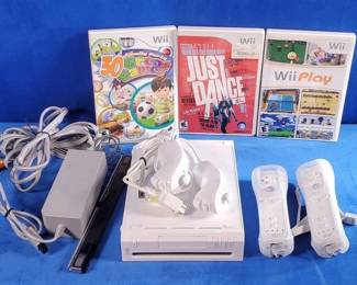 Nintendo Wii w/controllers and 3 games