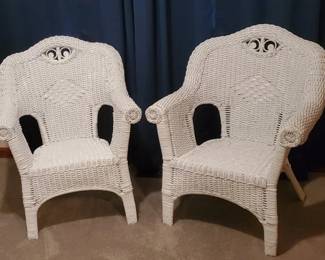(2) White Wicker Chairs & Area Rug (LPO)