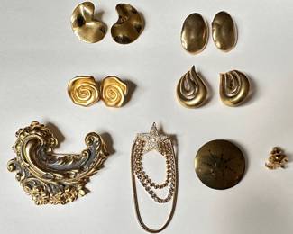 4 Pairs Gold Tone Vintage By Dauplaise, Ak & More & 4 Brooch Pins Including Star By King Jolly
Lot #: 135