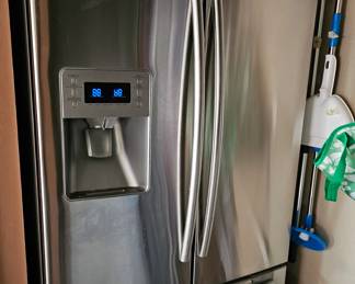 Samsung refrigerate with lots of storage