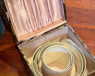 Vintage collar box 