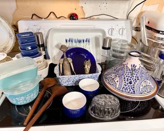 Beautiful tagine and other useful kitchen items.