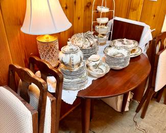 Pretty drop leaf table, 3 leaves and 4 folding chairs.