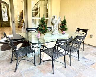 Indoor/outdoor table with 6 metal chairs