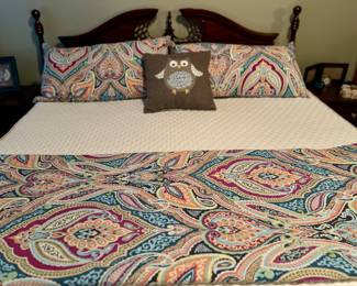 Kingsize quilt & shams  several pairs of sheet sets