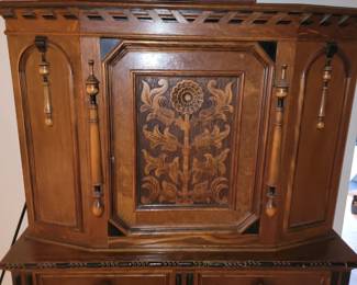 Wow-eeee! What a gorgeous cabinet. Thr middle section is a door that opens.
