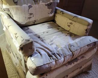 If you wear camo while lounging here, you'll be invisible!