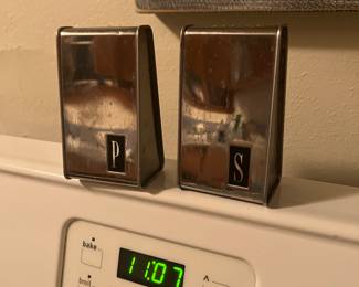 Real cool vintage salt & pepper shaker