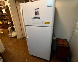 Good working medium sized fridge & freezer combo.