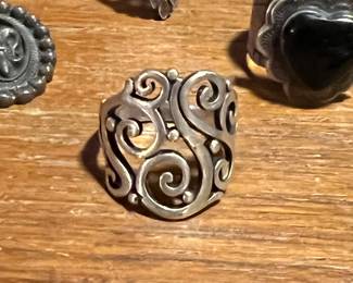 Gorgeous retired piece! They will even polish it for you for free so it’s a perfect gift for the holidays. 