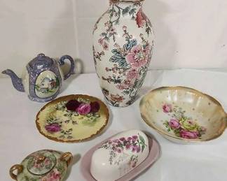 Beautiful Chinese Vase W Assorted Decor