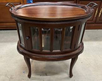 Arhous oval vitrine with removable tray table