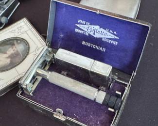 Antique Gillette Bostonian Shaving Razor  in Case
