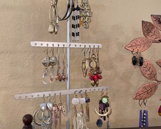 SO SO MANY CUTE EARRINGS