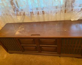 Mid Century Motorola Stereo Cabinet. AM FM Phonograph. Powers On!