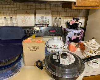 Pyrex Glass Bakeware with Blue Lids. Wearever Brand New