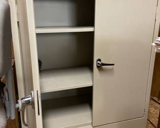 Metal shelving unit