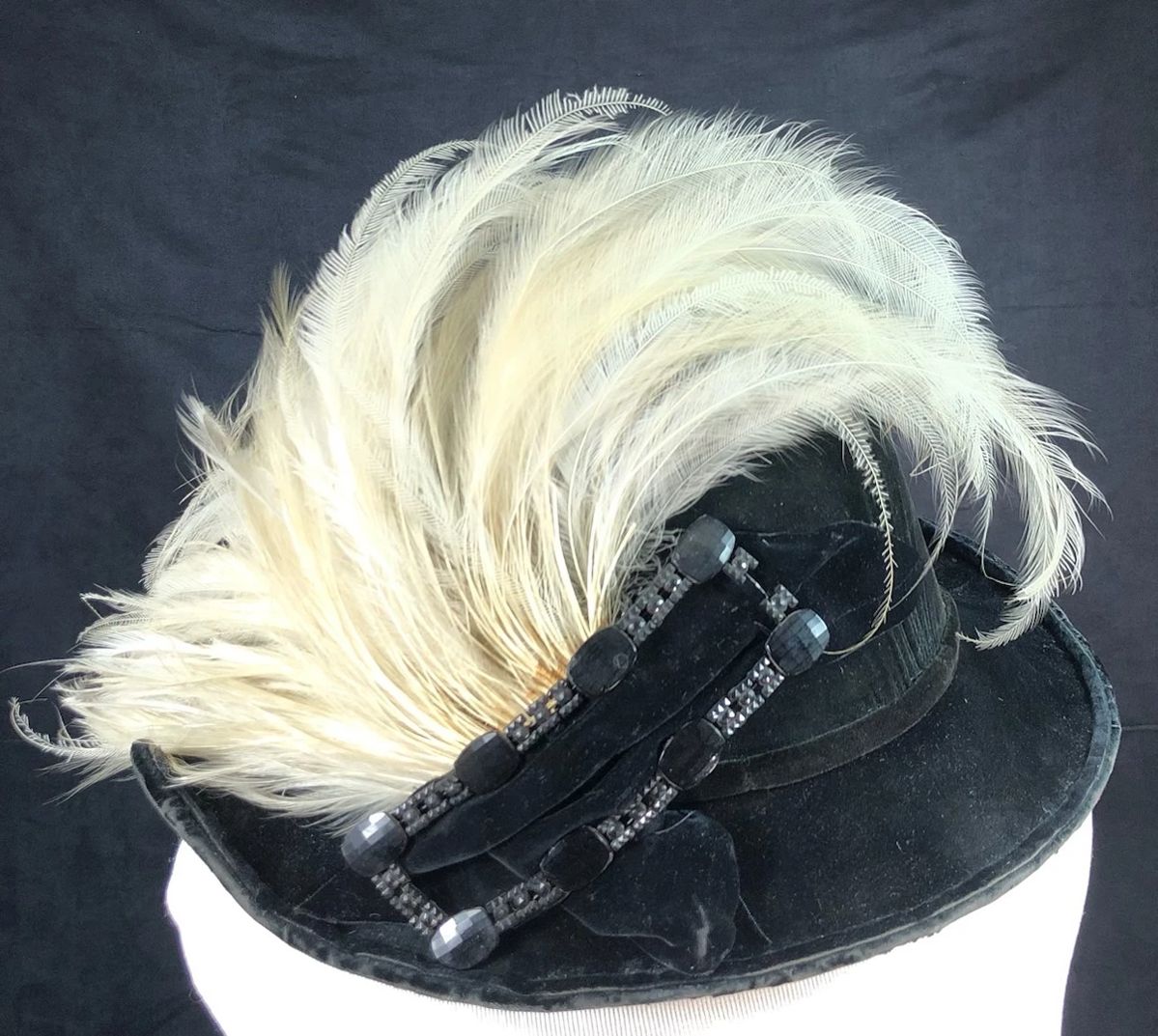 BIHY529 Victorian, Pallas Brand, Ladies Feather Hat	This is an antique velvet feather hat from the early part of the 20th century.&nbsp;
