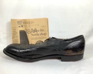 BIHY223 Guinness World Record Tallest Man’s Individual Shoe	Black leather dress shoe. Information is in the newspaper. Don't have certificate to confirm the shoe.
