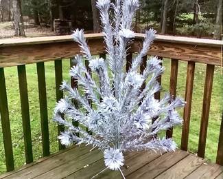 BIHY232 Vintage Unopened The Sparkler Pom-Pom Aluminum Tree	**** Super Rare***** Factory sealed, unopened 1950's The Sparkler Pom Pom aluminum tree. Looks to be a 4ft tree, when assembled.&nbsp;
