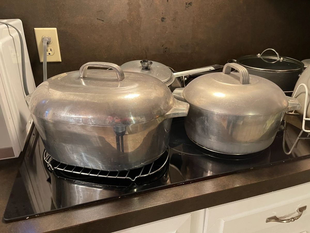 Wagner Ware Magnalite (Sydney 0) 4265-P 8 quart roaster with trivet and lid. Wagner Ware Magnalite (Sydney 0) 4248-P 5 quart dutch oven with lid.