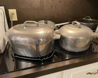 Wagner Ware Magnalite (Sydney 0) 4265-P 8 quart roaster with trivet and lid. Wagner Ware Magnalite (Sydney 0) 4248-P 5 quart dutch oven with lid.