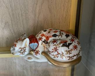 Vintage Kutani Imari Japanese sleeping cat circa 1950s