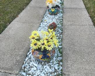 Many pieces of Mexican pottery in excellent condition