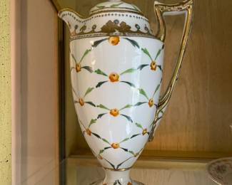 Elegant fine china tea pot - Japan