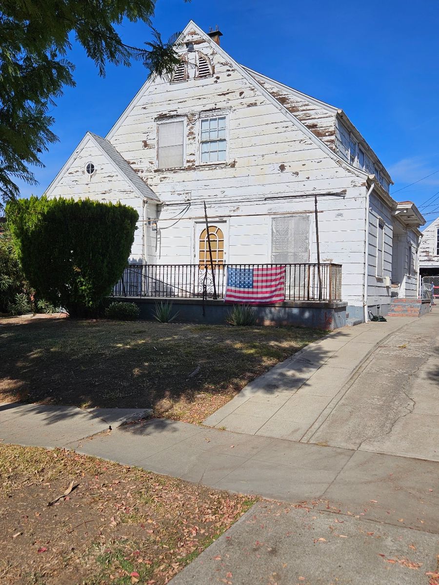 1927 Craft Era home with 95% Original features. You will be surprised when you walk through the side door!