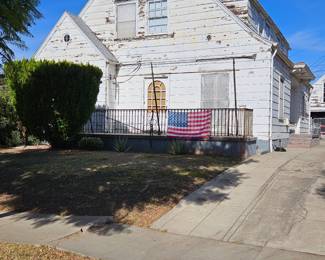 1927 Craft Era home with 95% Original features. You will be surprised when you walk through the side door!