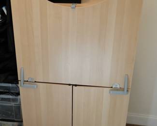 The Closed picture of the pullout desk