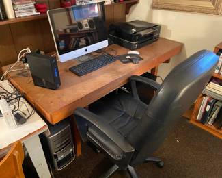 Desk and Mac Pro computer