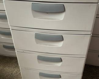Plastic Storage containers with drawers x6. Nice for crafts!
