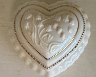 Cream Heart Shaped Trinket Box With Gold Trim