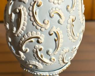 Avon 1994 Season's Treasures Pedestal Egg