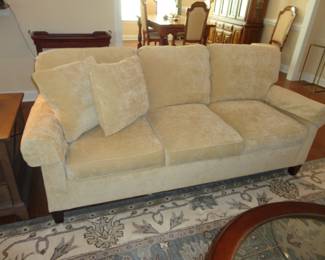 Classic and Crisp Style Comfy Couch