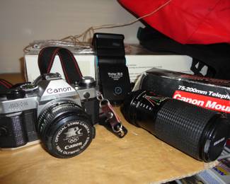 Canon AE-1 35MM Camera/Vivitar 35 D Flash/Canon Zoom Lens 75-200mm Telephoto