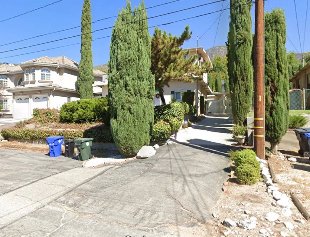 The front of the sale location so you know what to look for.  There is a house there behind the trees and bushes, trust me.