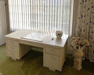 This office desk is a great addition to your student's studies.