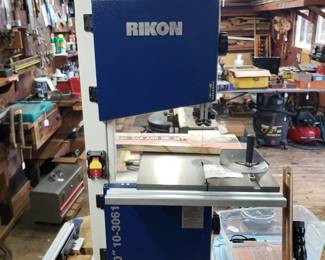 T21- $250 - Rikon 10" Deluxe bandsaw - like new!