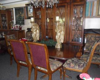 Nice dining room set with hutch